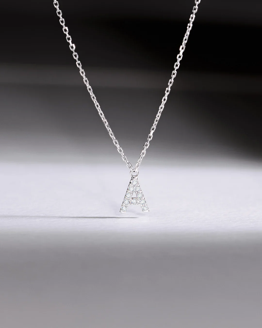 Gargantilla MY Initial de Diamantes en Oro Blanco de 18 kt - Image 5