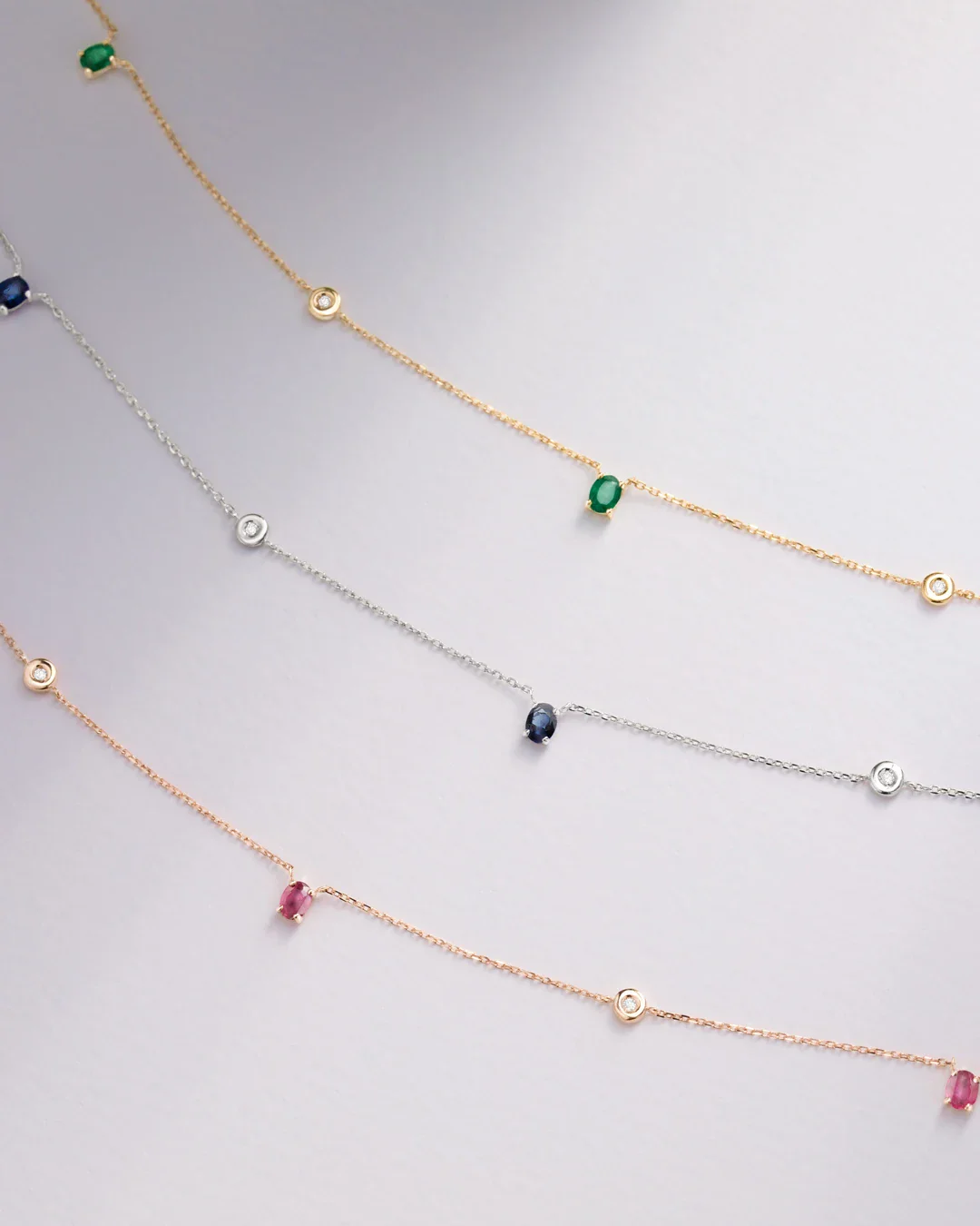 Gargantilla Nina de Esmeraldas y Diamantes en Oro Amarillo de 18 Kt - Image 4