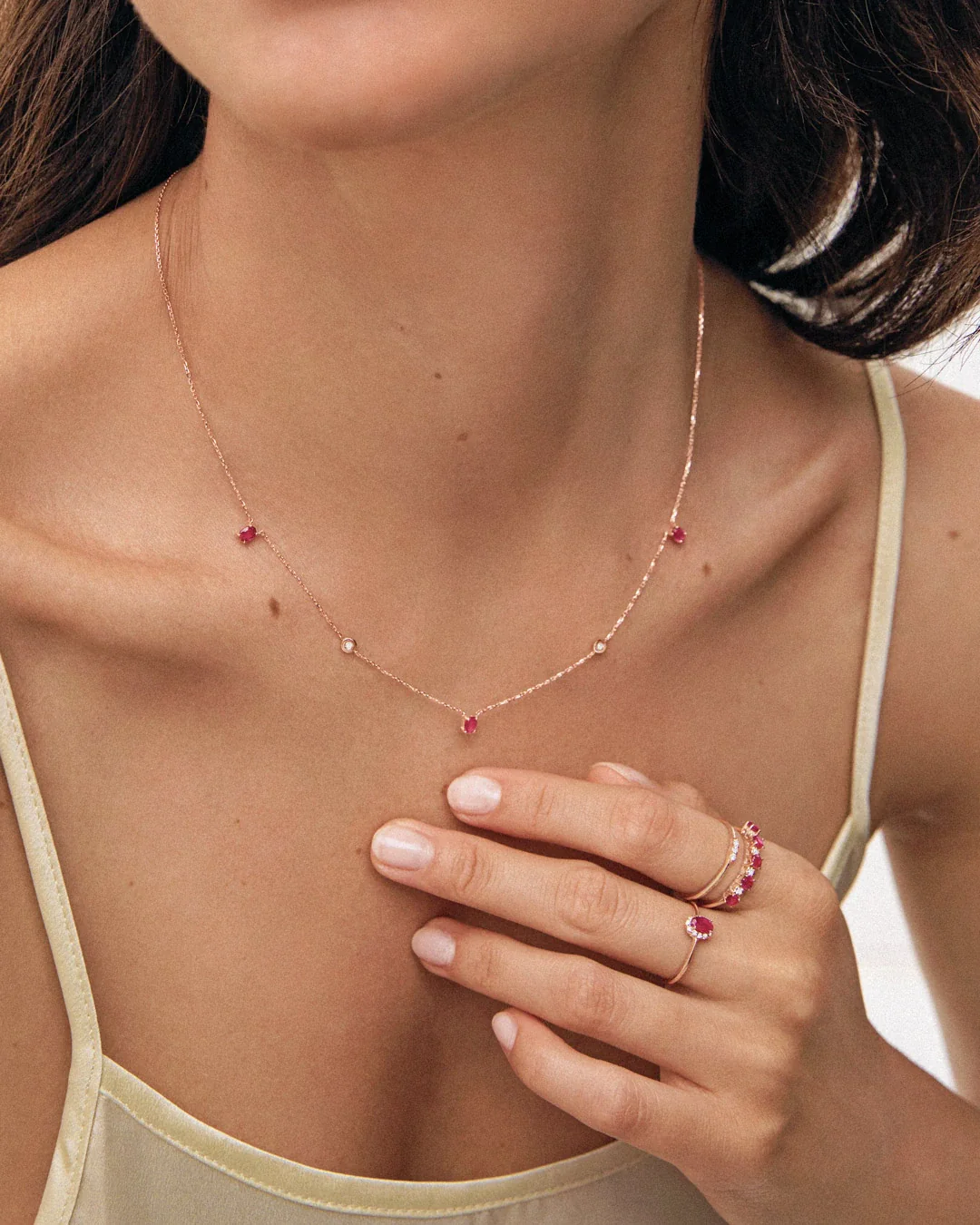 Gargantilla Nina de Rubíes y Diamantes en Oro Rosa de 18 Kt - Image 2