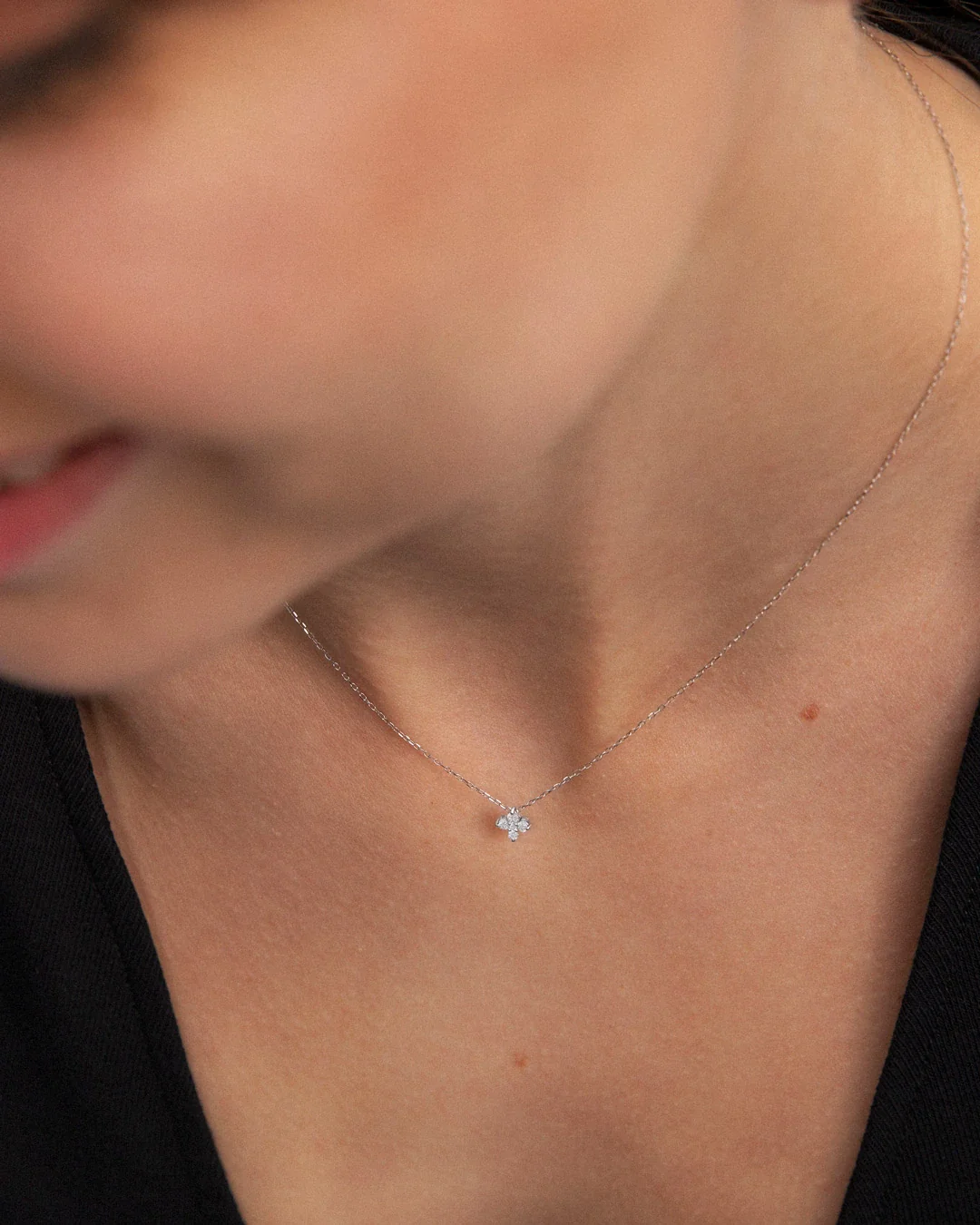 Gargantilla Petite Diamonds Cross en Oro Blanco de 18 Kt - Image 2