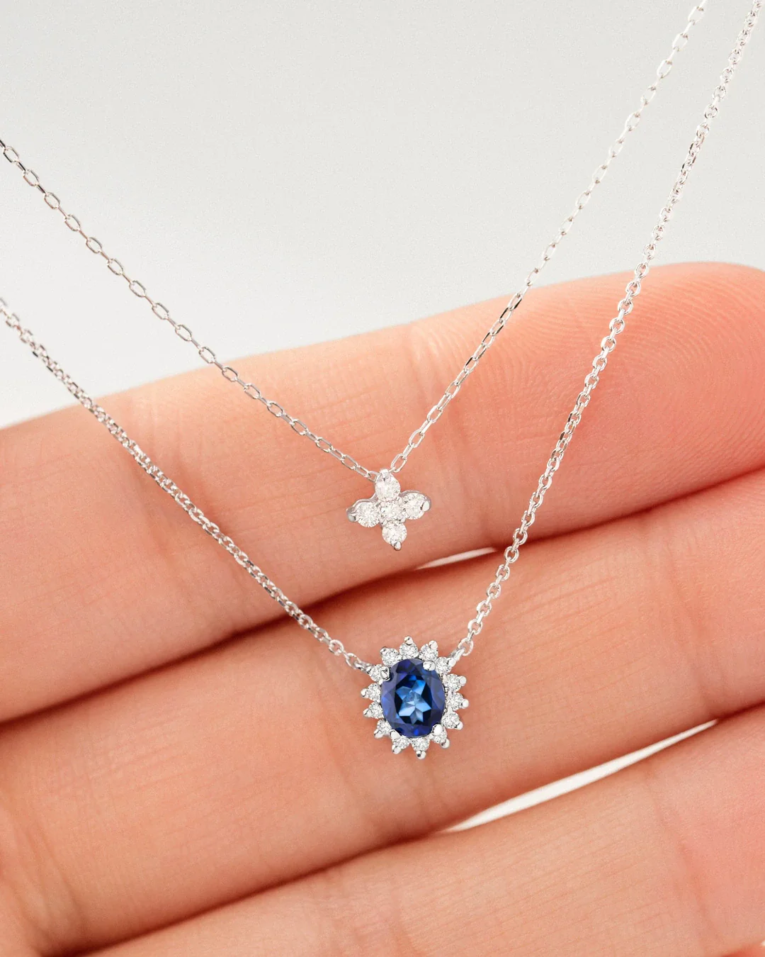 Gargantilla Petite Diamonds Cross en Oro Blanco de 18 Kt - Image 3