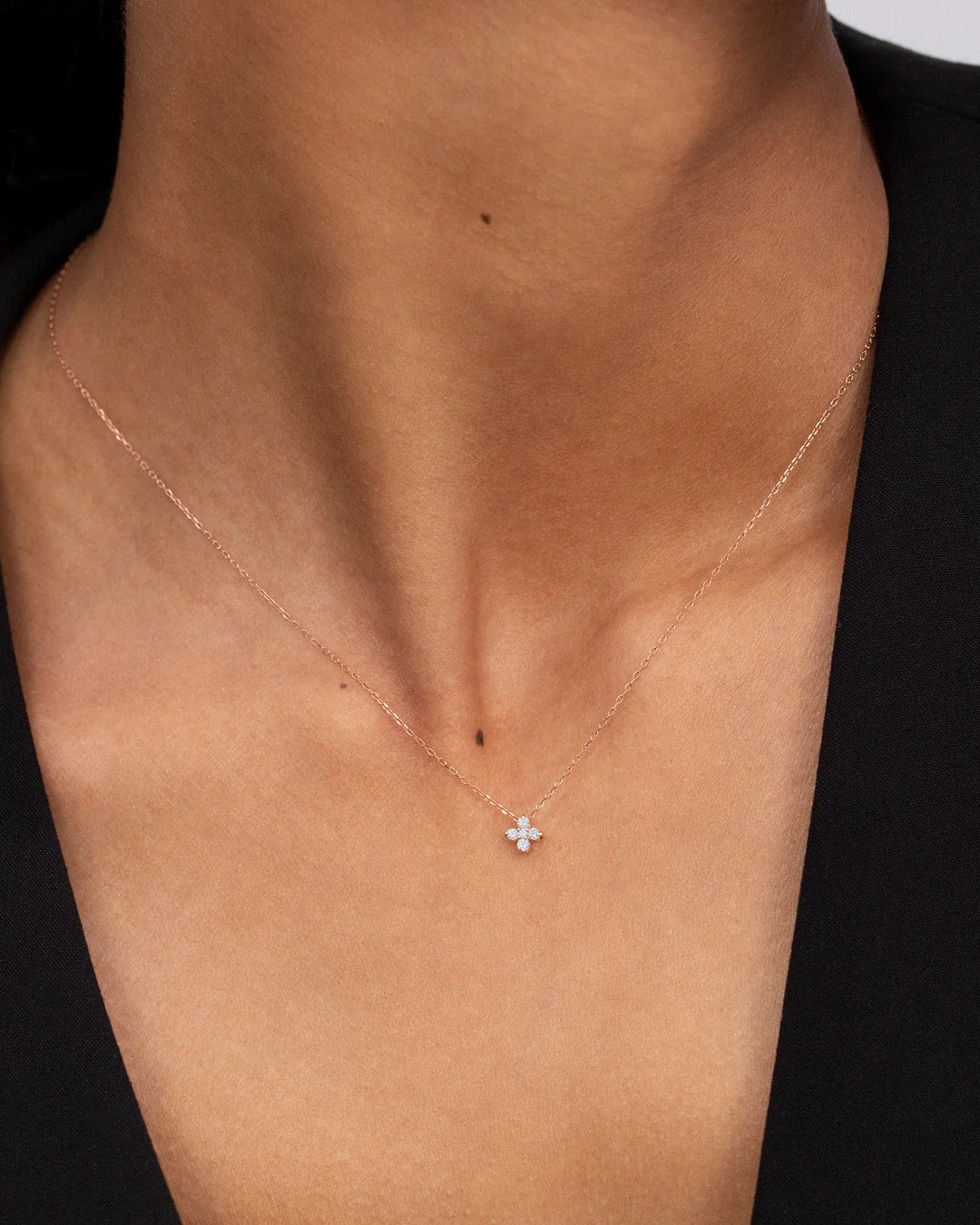 Gargantilla Petite Diamonds Cross en Oro Rosa de 18 Kt - Image 2