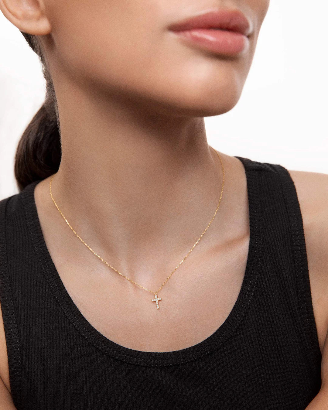 Gargantilla Petite Diamonds Cruz en Oro Amarillo de 18 Kt - Image 2