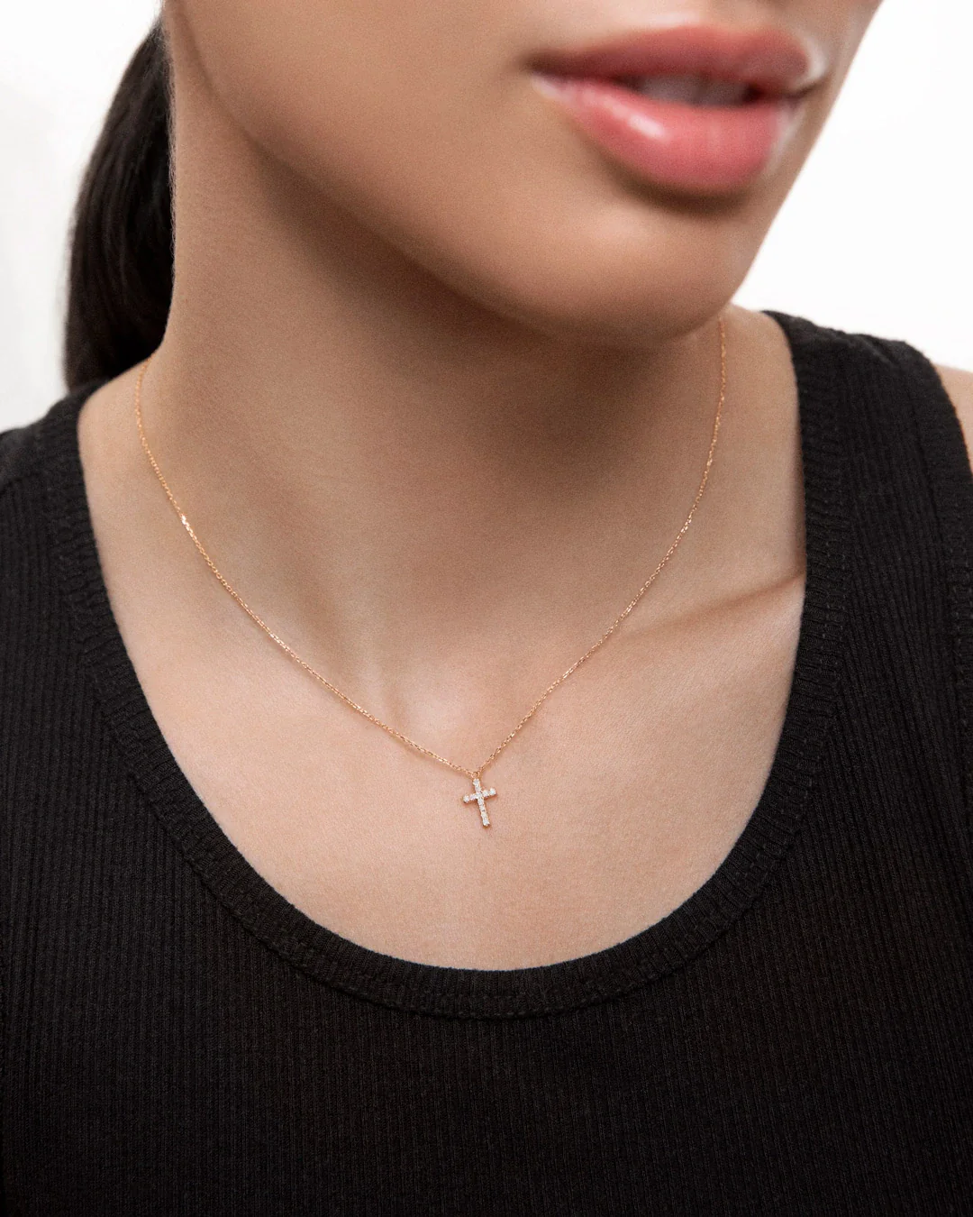 Gargantilla Petite Diamonds Cruz en Oro Rosa de 18 Kt - Image 2
