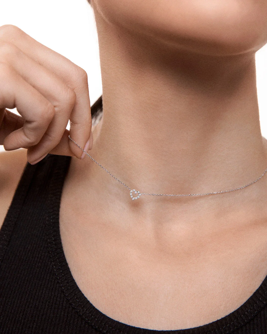 Gargantilla Petite Diamonds Heart en Oro Blanco de 18 Kt - Image 2