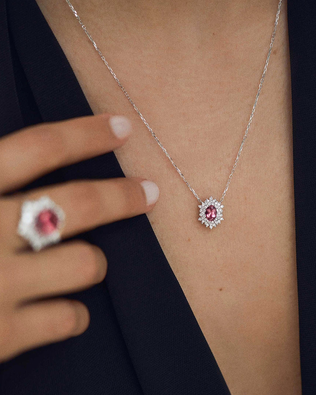 Gargantilla Petra de Turmalina Rosa y Diamantes en Oro Blanco de 18 Kt - Image 2