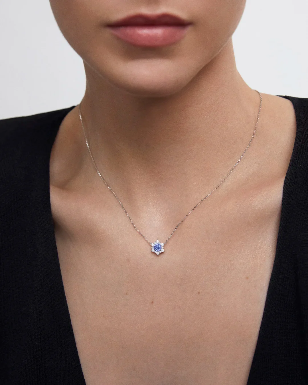 Gargantilla Spirit of the Rose de Tanzanita y Diamantes en Oro Blanco de 18 Kt - Image 2