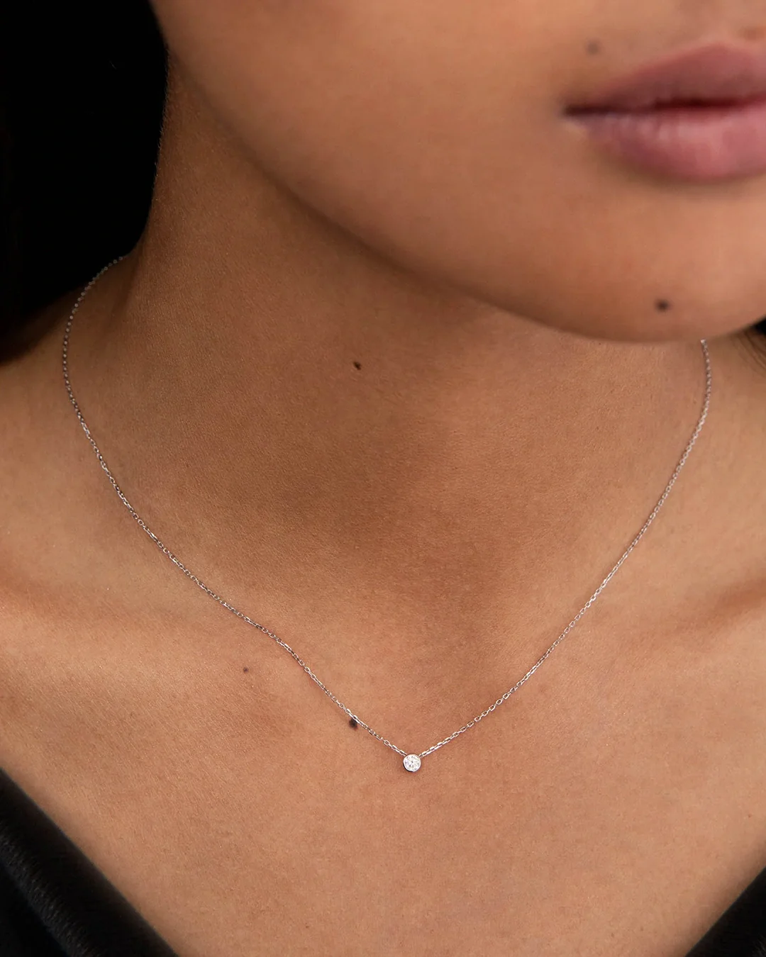 Gargantilla Stud Diamante en Oro Blanco de 18 Kt - Image 3