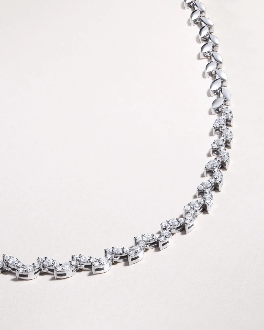 Gargantilla Willow de Diamantes en Oro Blanco de 18 Kt - Image 5