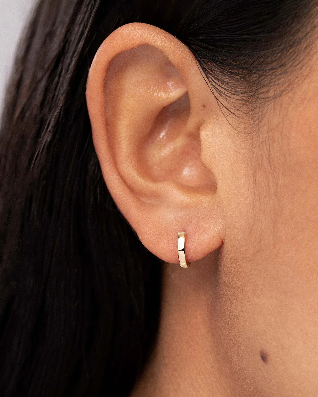 Pendiente Piercing Aro MINI de 7 mm en Oro Amarillo de 18 Kt - Image 2