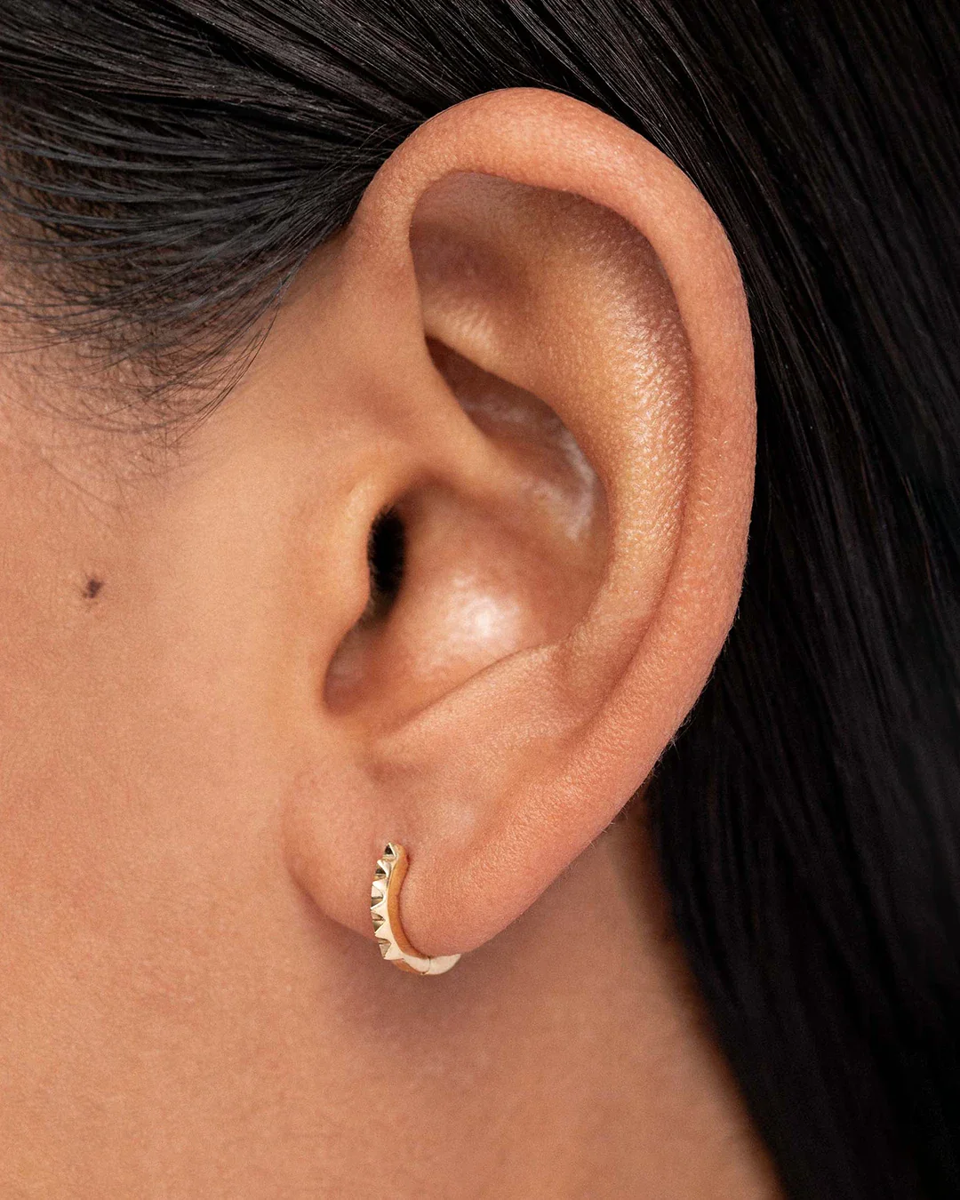 Pendiente Piercing Aro Punk en Oro Amarillo de 18 Kt - Image 2