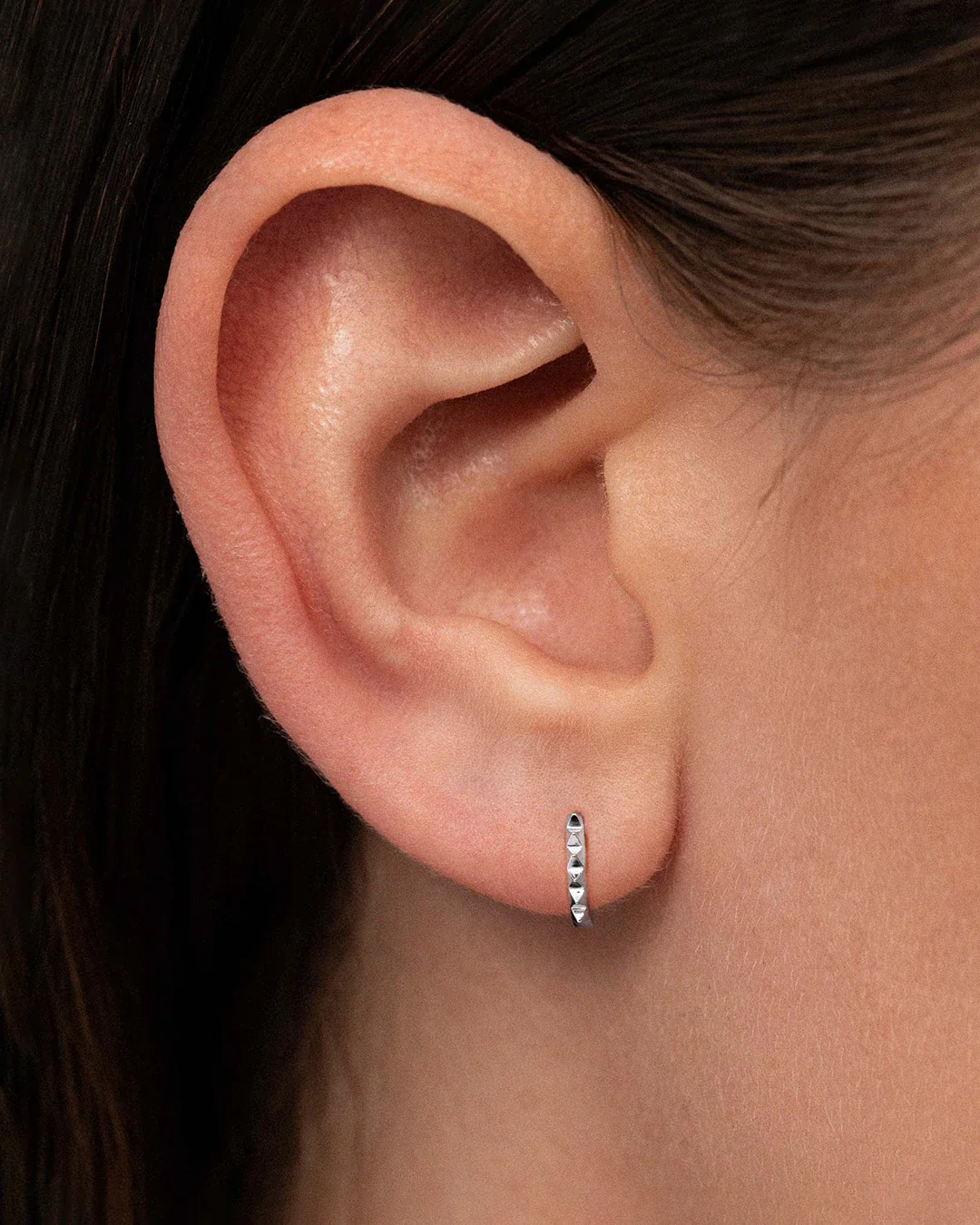 Pendiente Piercing Aro Punk en Oro Blanco de 18 Kt - Image 2