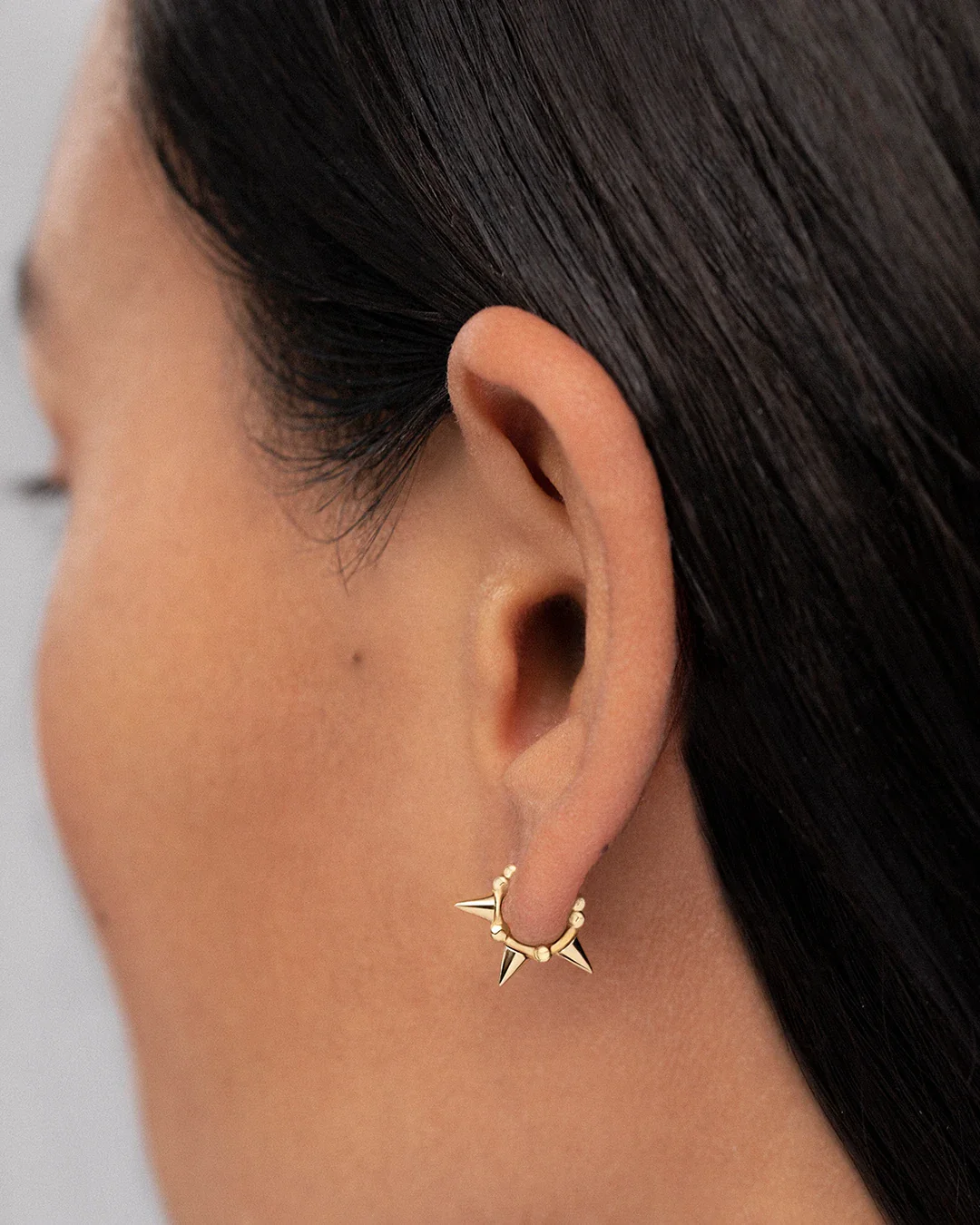 Pendiente Piercing Aro Rox en Oro Amarillo de 18 Kt - Image 2