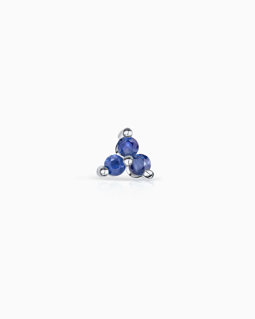 Pendiente Piercing Clover Mini de Zafiros en Oro Blanco de 18 Kt - Image 4