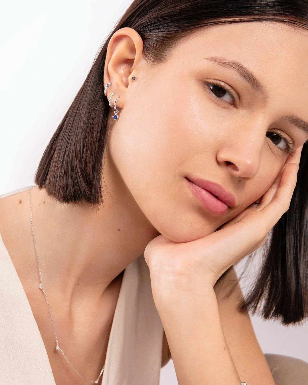 Pendiente Piercing Clover Mini de Zafiros en Oro Blanco de 18 Kt - Image 5