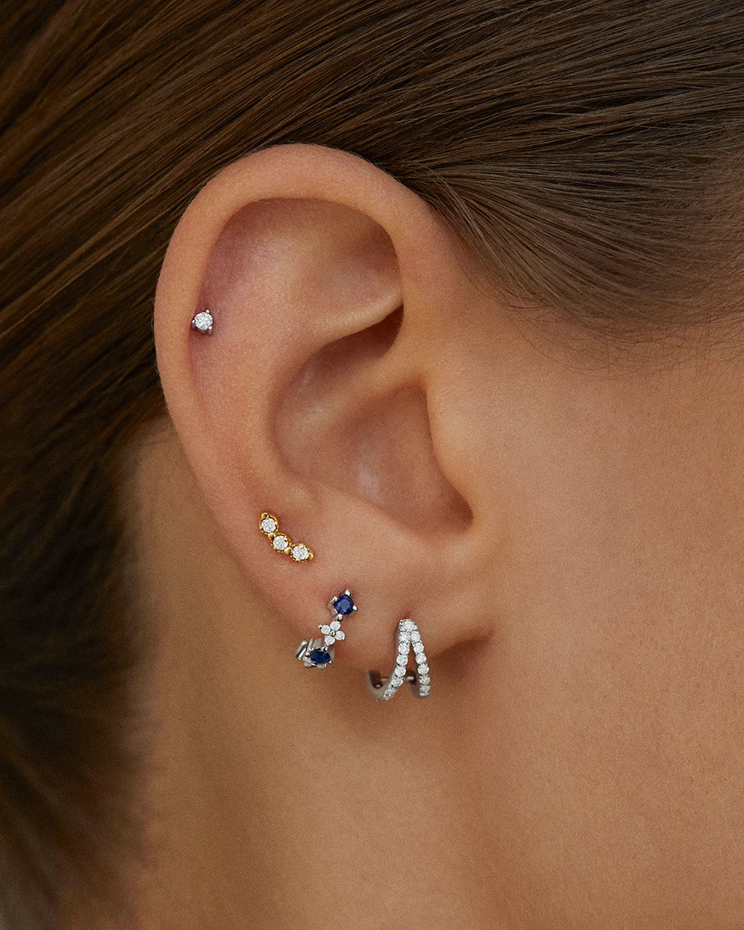 Pendiente Piercing Cross de Zafiros y Diamantes en Oro Blanco de 18 Kt - Image 2