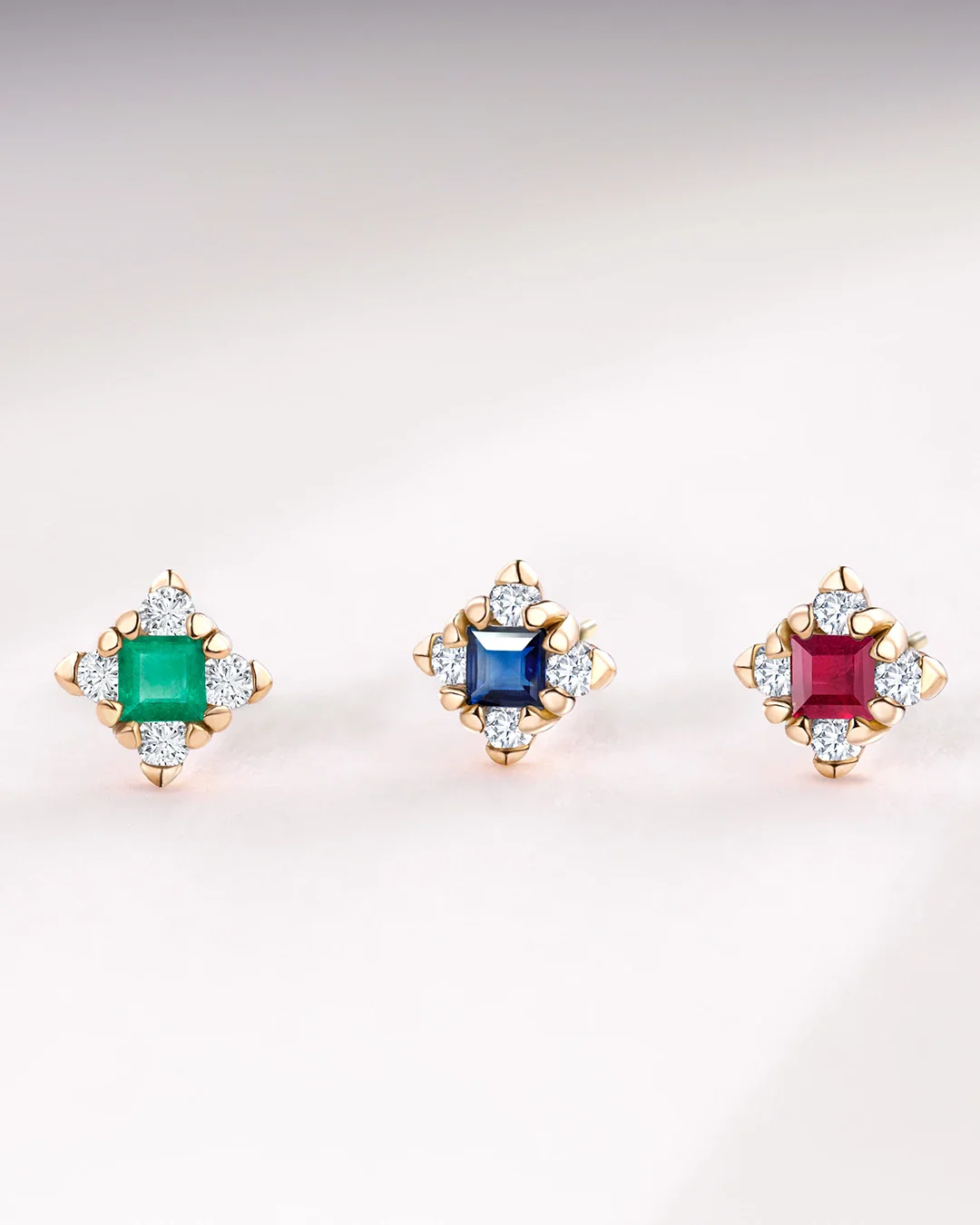 Pendiente Piercing Crown Princess de Esmeralda y Diamantes en Oro Amarillo de 18 Kt - Image 4