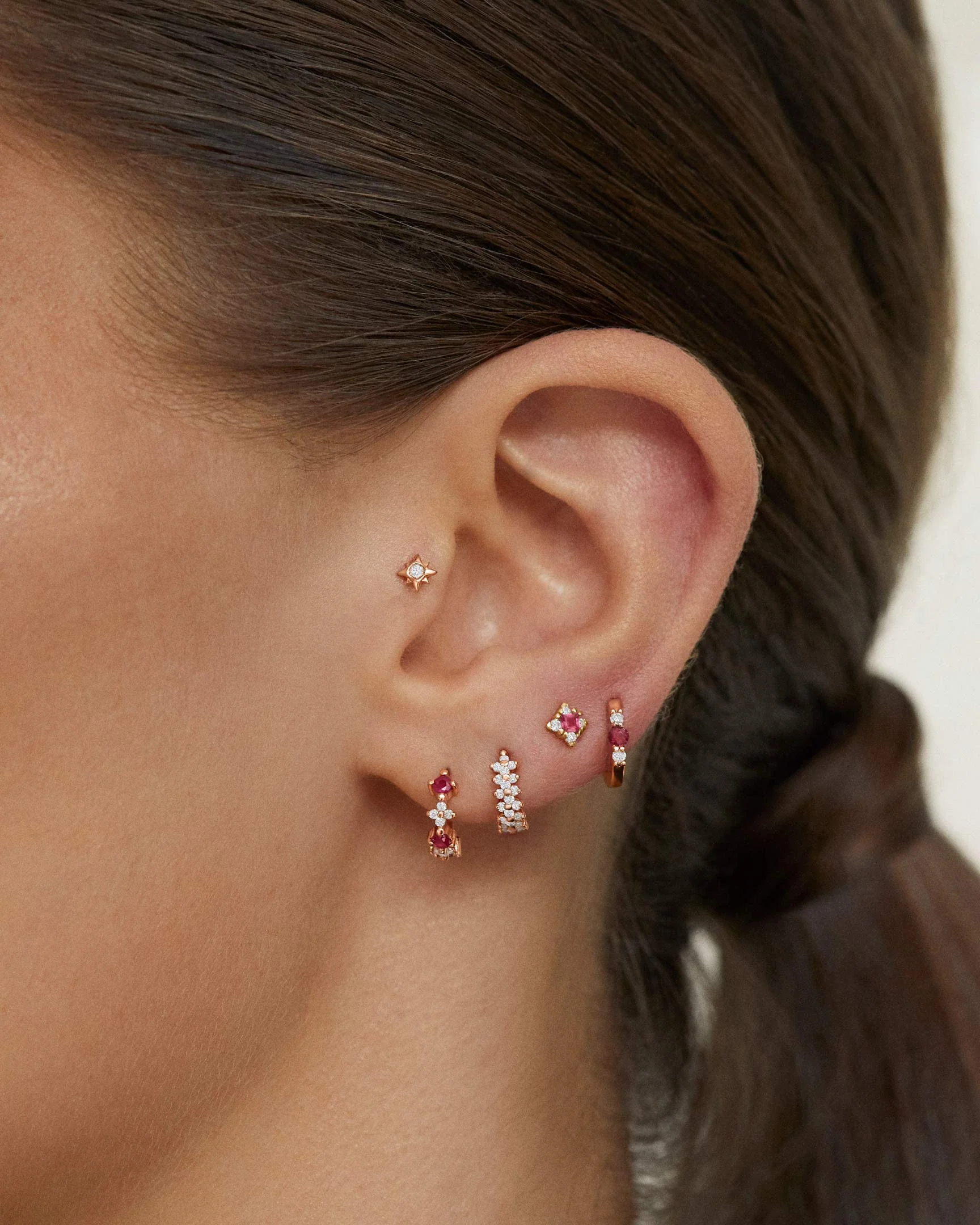 Pendiente Piercing Crown Princess de Rubí y Diamantes en Oro Amarillo de 18 Kt - Image 2