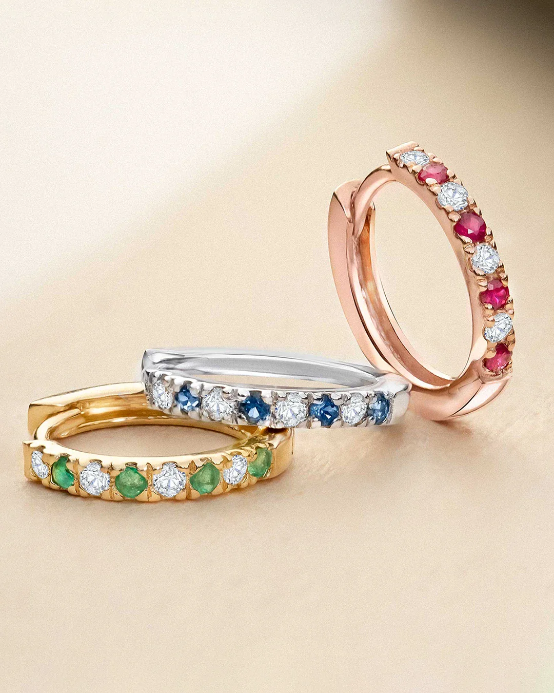 Pendiente Piercing Eternity Colors Aro de Esmeraldas en Oro Amarillo de 18 Kt - Image 5