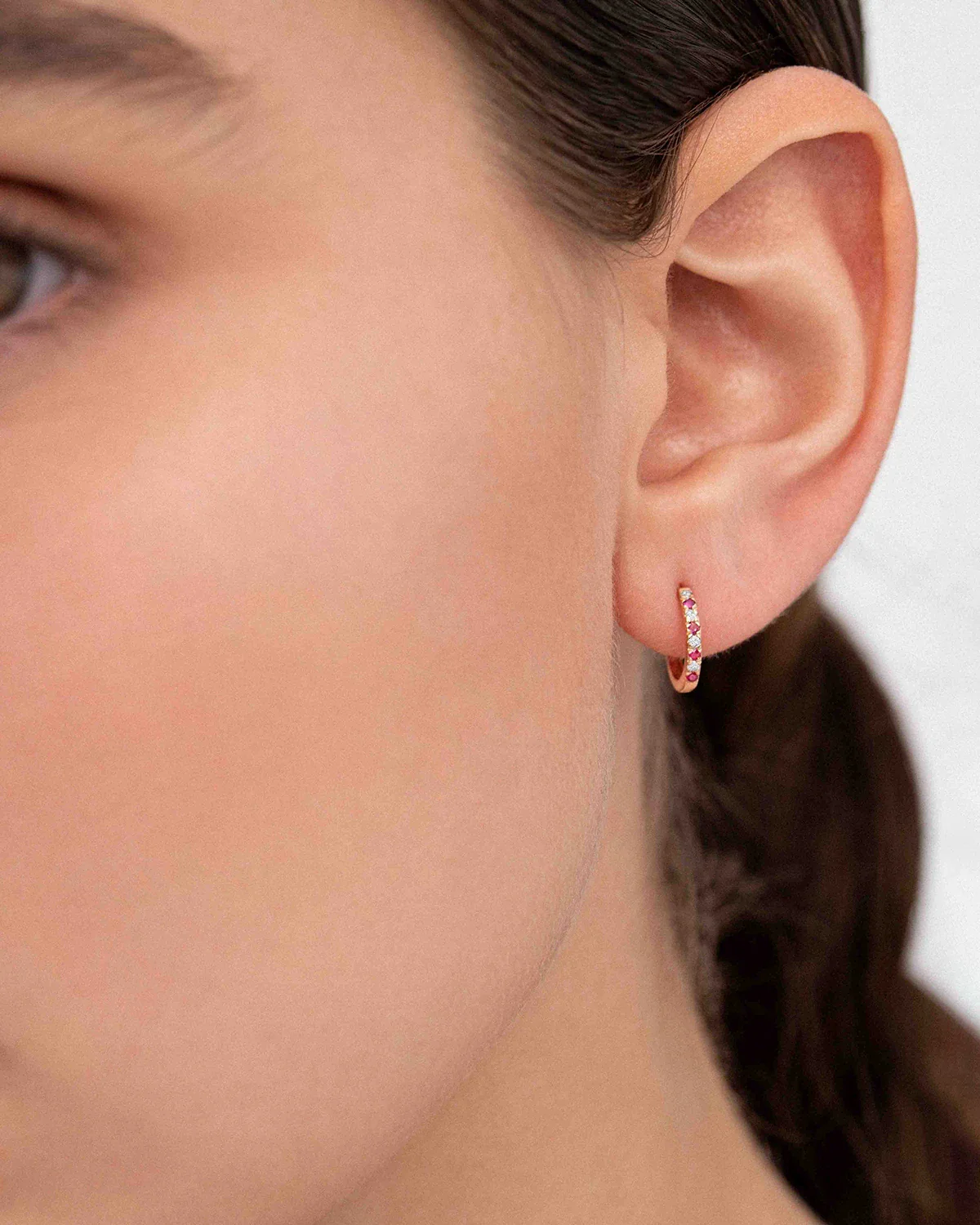 Pendiente Piercing Eternity Colors Aro de Rubíes en Oro Rosa de 18 Kt - Image 2