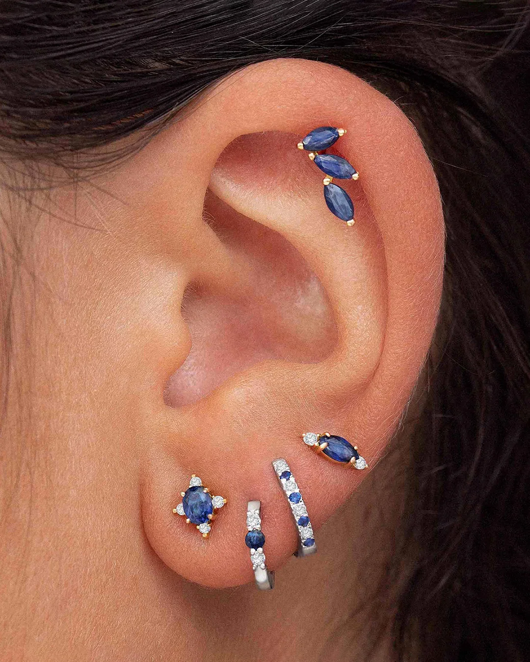 Pendiente Piercing Eternity Colors Aro de Zafiro en Oro Blanco de 18 Kt - Image 2