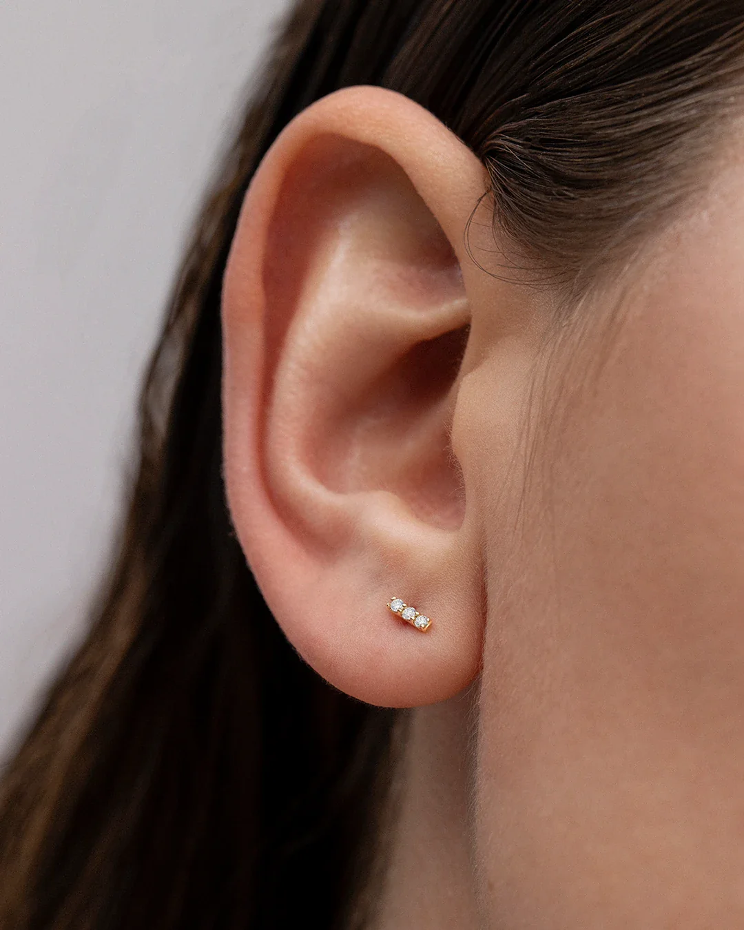 Pendiente Piercing Line Diamonds en Oro Amarillo de 18 Kt - Image 2
