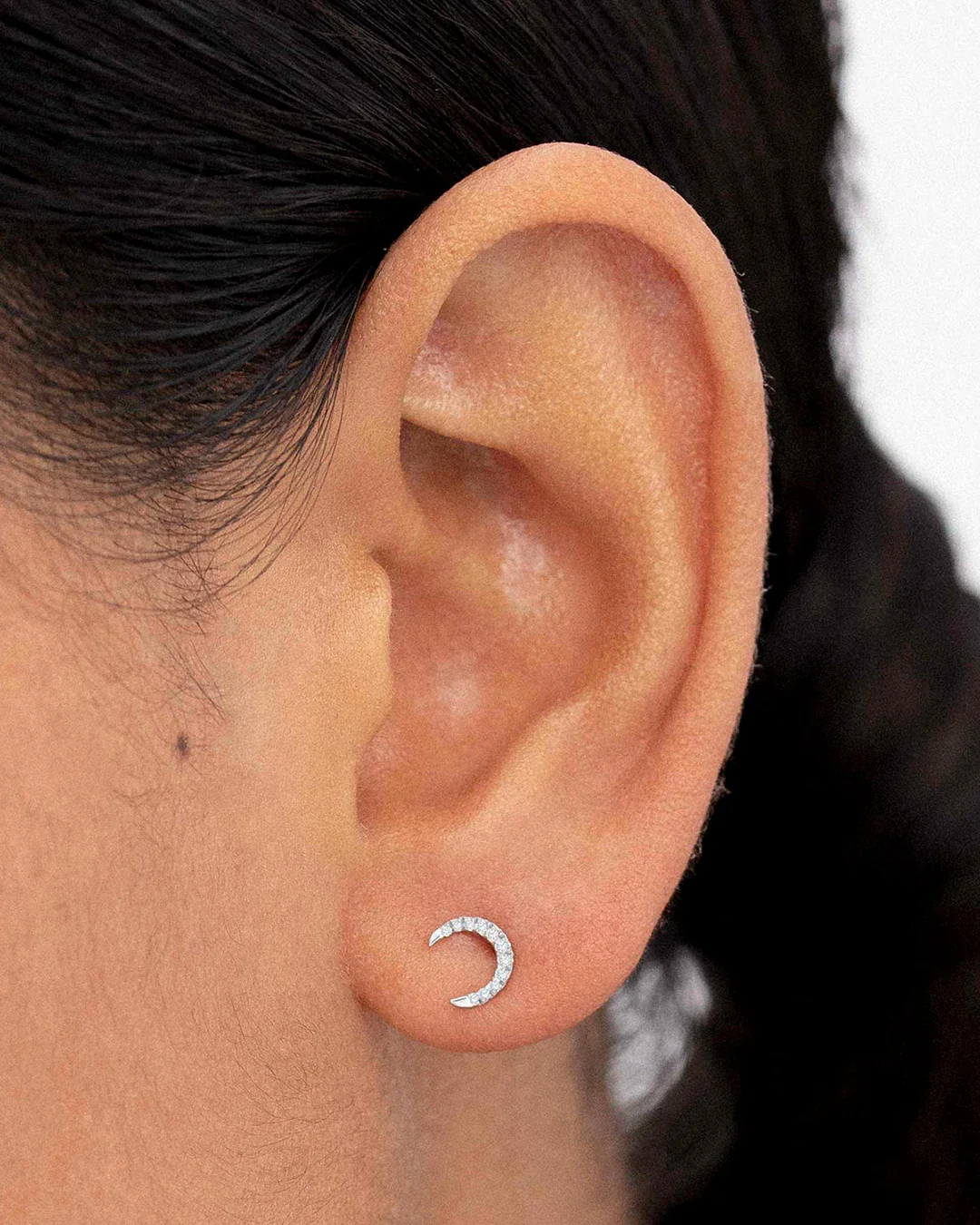 Pendiente Piercing Luna Moon Diamonds en Oro Blanco de 18 Kt - Image 2