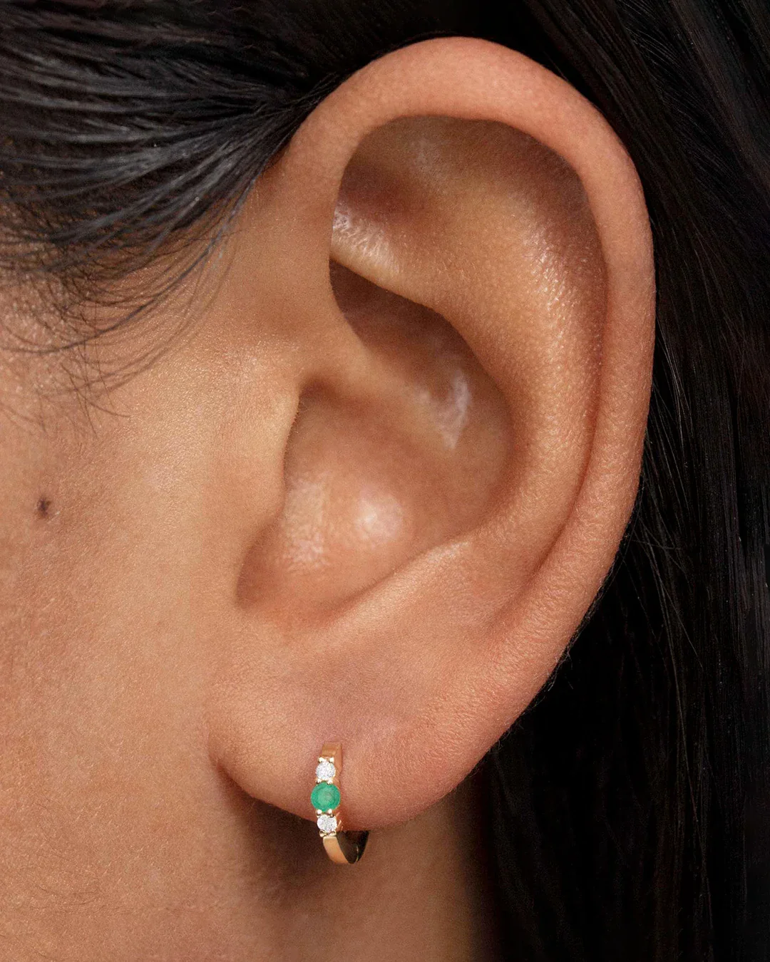 Pendiente Piercing Memphis de Esmeralda y Diamantes en Oro Amarillo de 18 Kt - Image 2
