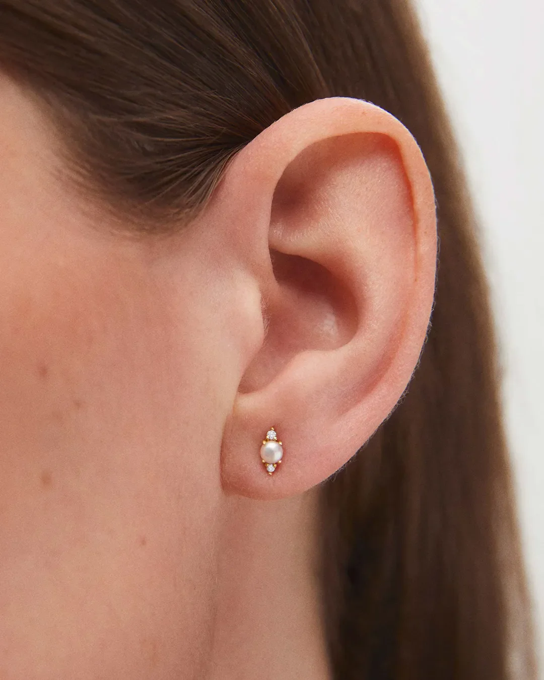 Pendiente Piercing Midnight Holly de Perla y Diamantes en Oro Amarillo de 18 Kt - Image 2