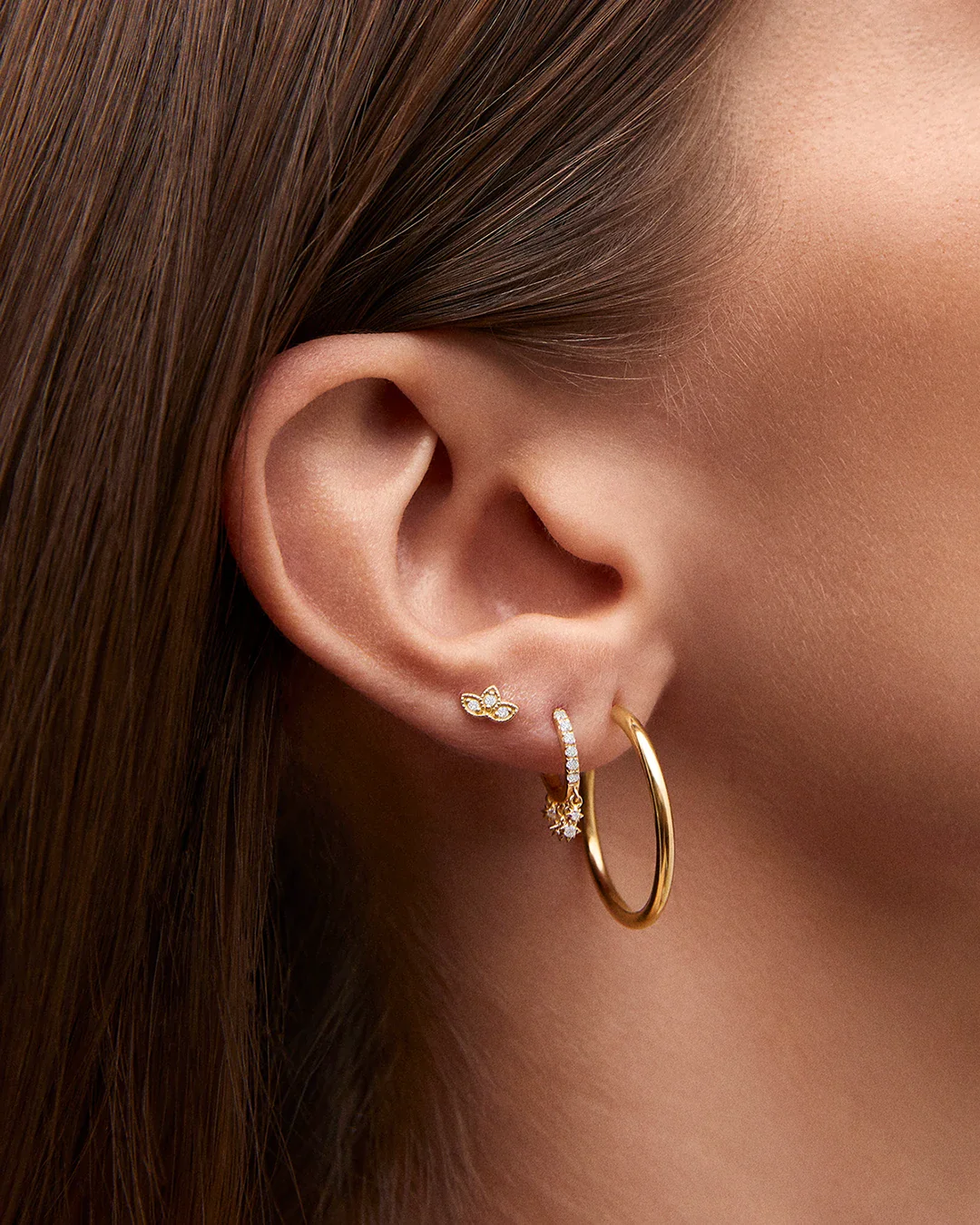 Pendiente Piercing Milgrain Medio Loto de Diamantes en Oro Amarillo de 18 Kt - Image 2