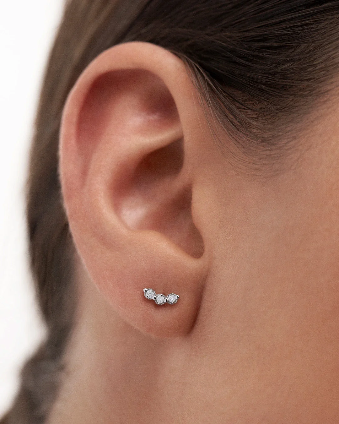 Pendiente Piercing Milgrain Trilogy de Diamantes en Oro Blanco de 18 Kt - Image 2