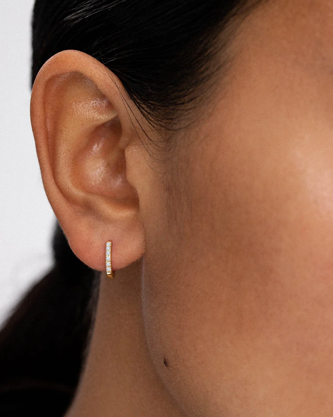 Pendiente Piercing Petite Diamonds Aro MINI en Oro Amarillo de 18 Kt - Image 2