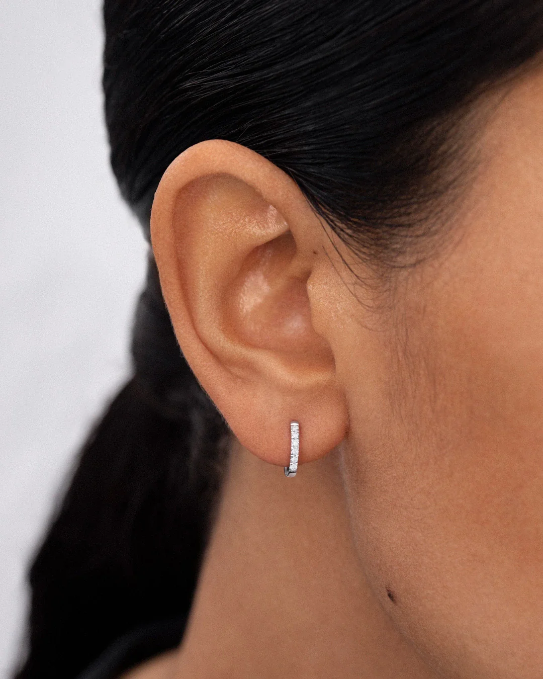 Pendiente Piercing Petite Diamonds Aro MINI en Oro Blanco de 18 K - Image 2
