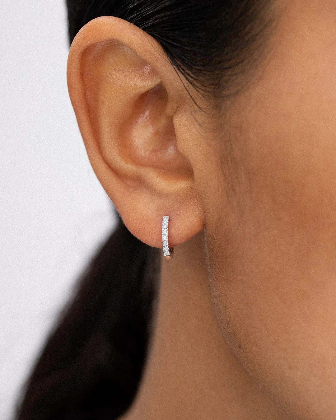 Pendiente Piercing Petite Diamonds Aro en Oro Blanco de 18 Kt - Image 2