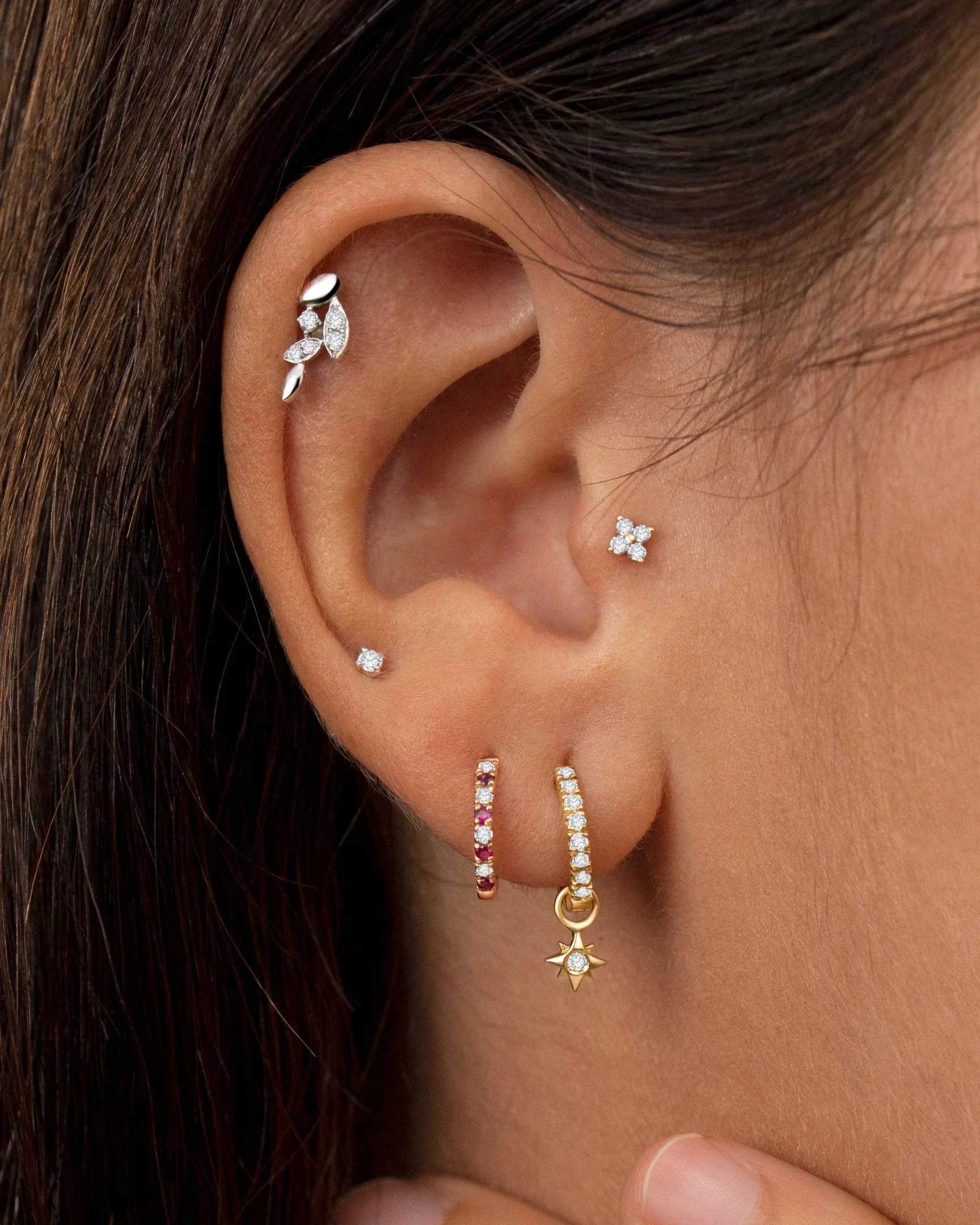 Pendiente Piercing Petite Diamonds Cross Mini en Oro Amarillo de 18 Kt - Image 3