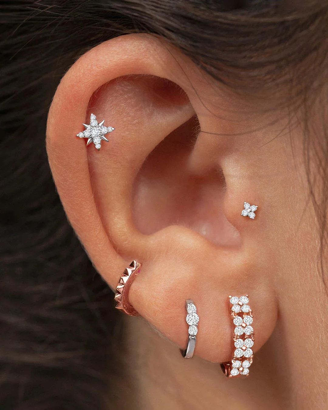 Pendiente Piercing Petite Diamonds Cross Mini en Oro Blanco de 18 Kt - Image 3