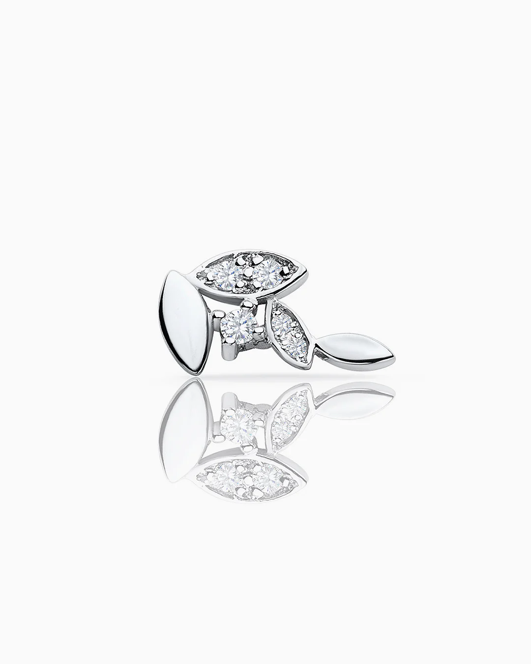 Pendiente Piercing Petite Diamonds Hojas y Cadenas en Oro Blanco de 18 Kt - Image 5