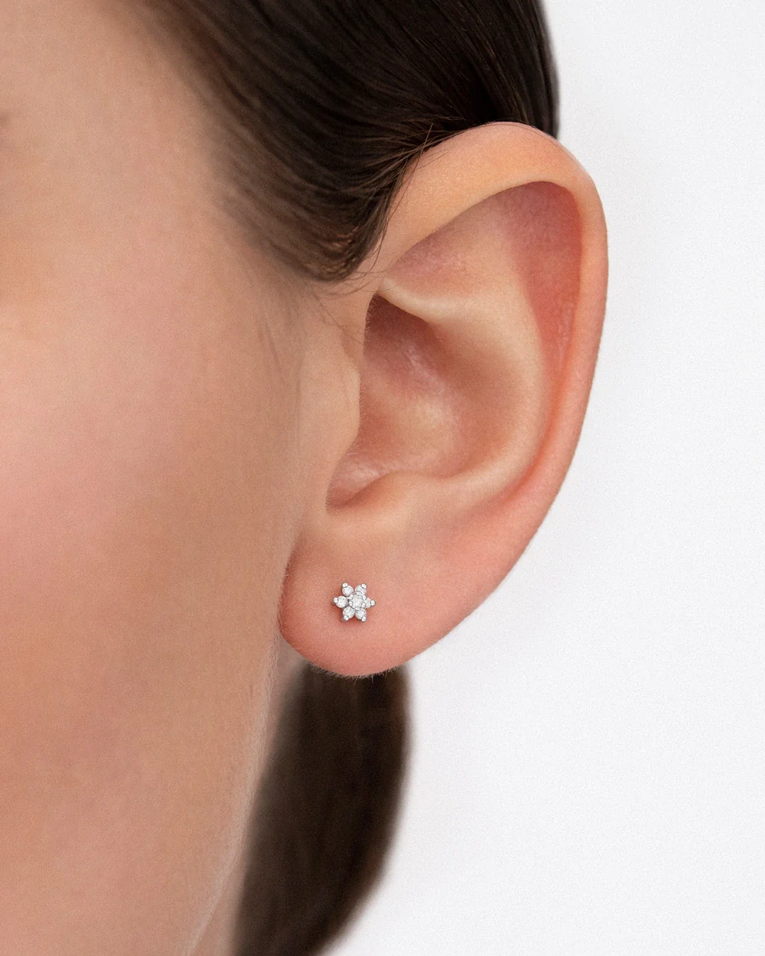 Pendiente Piercing Rosette de Diamantes en Oro Blanco de 18 Kt - Image 2