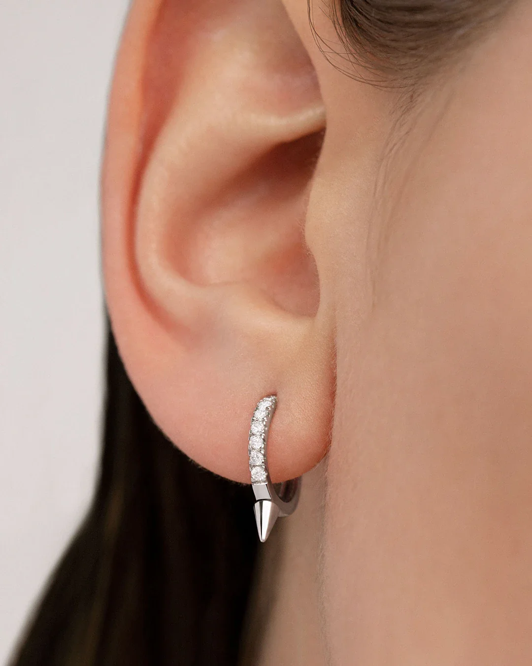 Pendiente Piercing Spike Diamonds Mini en Oro Blanco de 18 Kt - Image 2