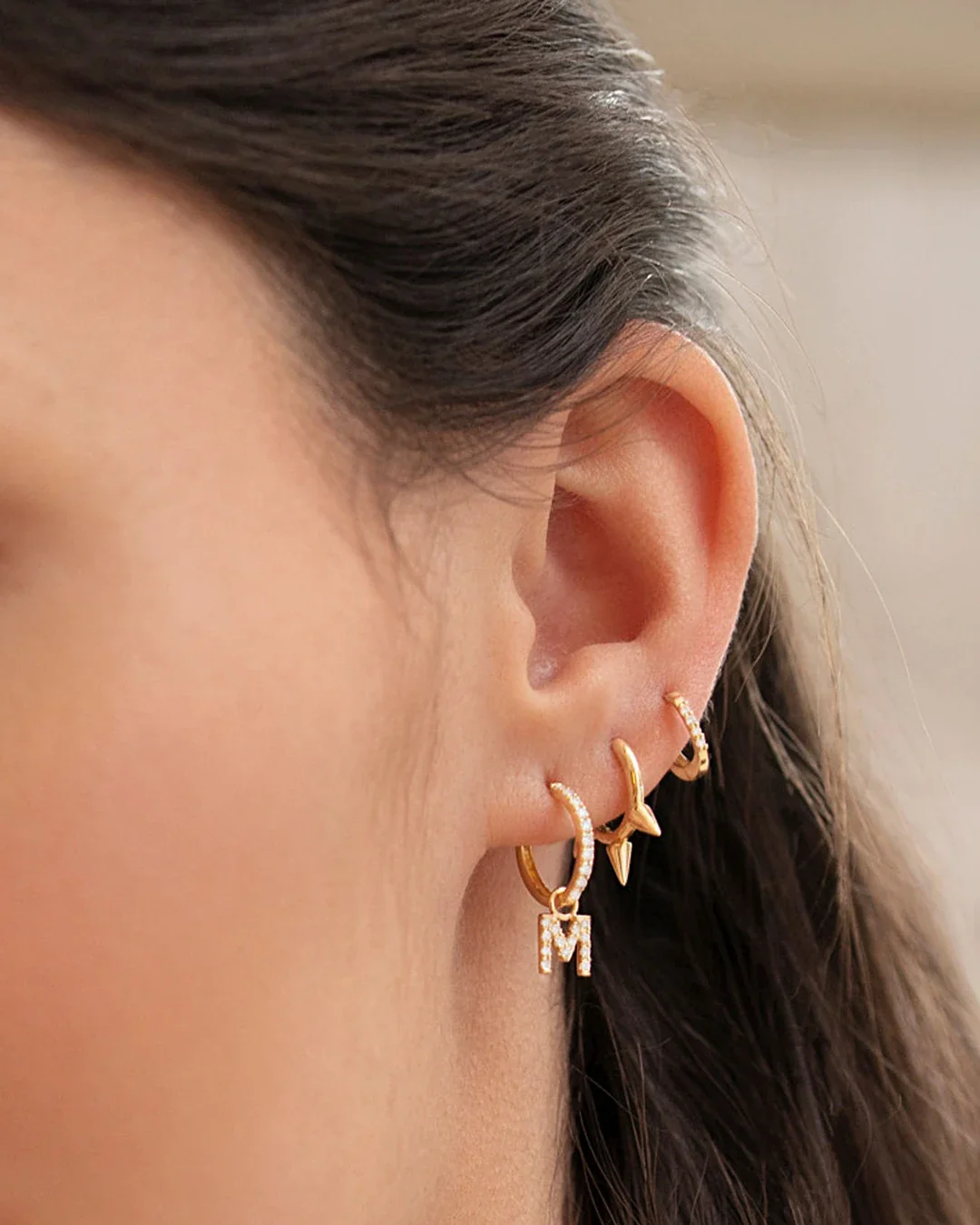 Pendiente Piercing Spikes Tres Pinchos Mini en Oro Amarillo de 18 Kt - Image 2