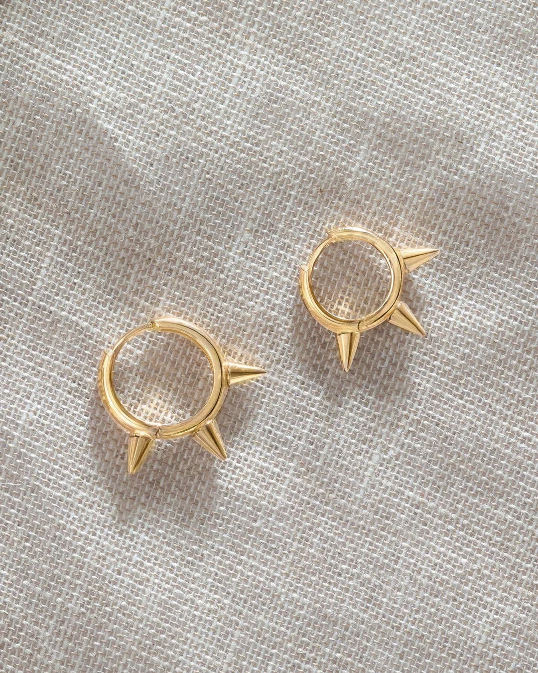 Pendiente Piercing Spikes Tres Pinchos en Oro Amarillo de 18 Kt - Image 4