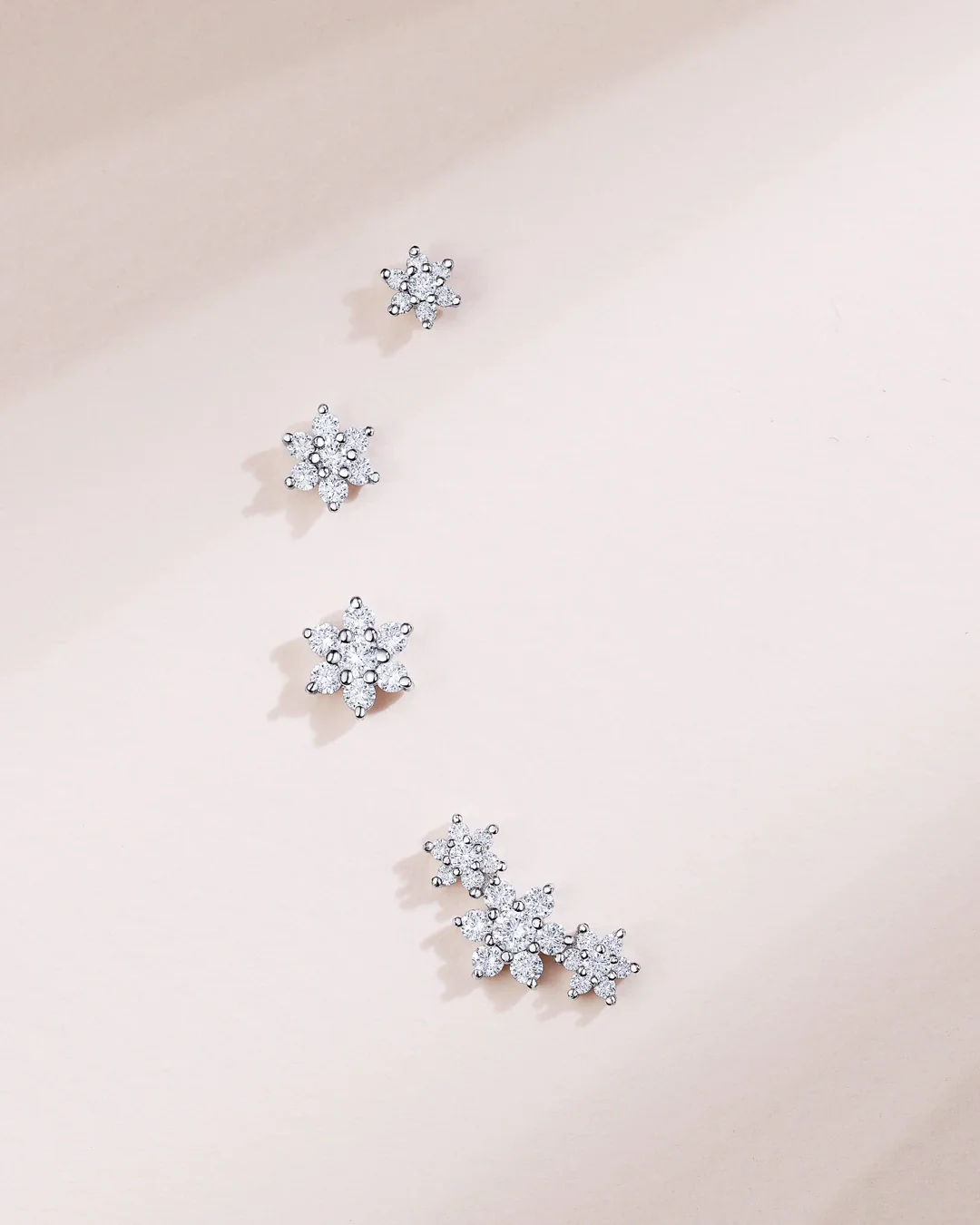 Pendiente Piercing Trepador Rosette Trilogy de Diamantes en Oro Blanco de 18 Kt - Image 5