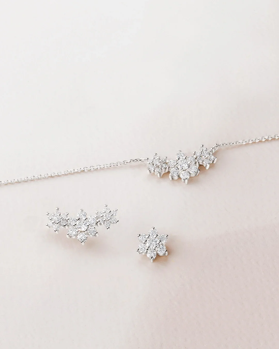 Pendiente Piercing Trepador Rosette Trilogy de Diamantes en Oro Blanco de 18 Kt - Image 6