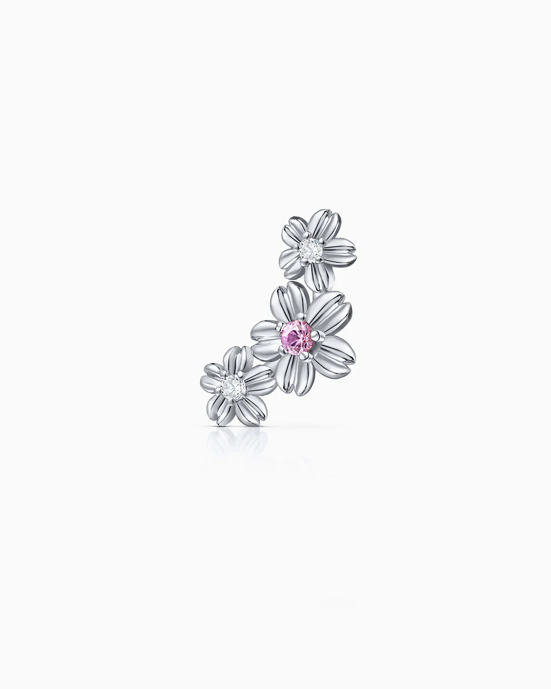 Pendiente Piercing Trepador Sakura de Zafiro Rosa y Diamantes en Oro Blanco de 18 Kt - Image 3
