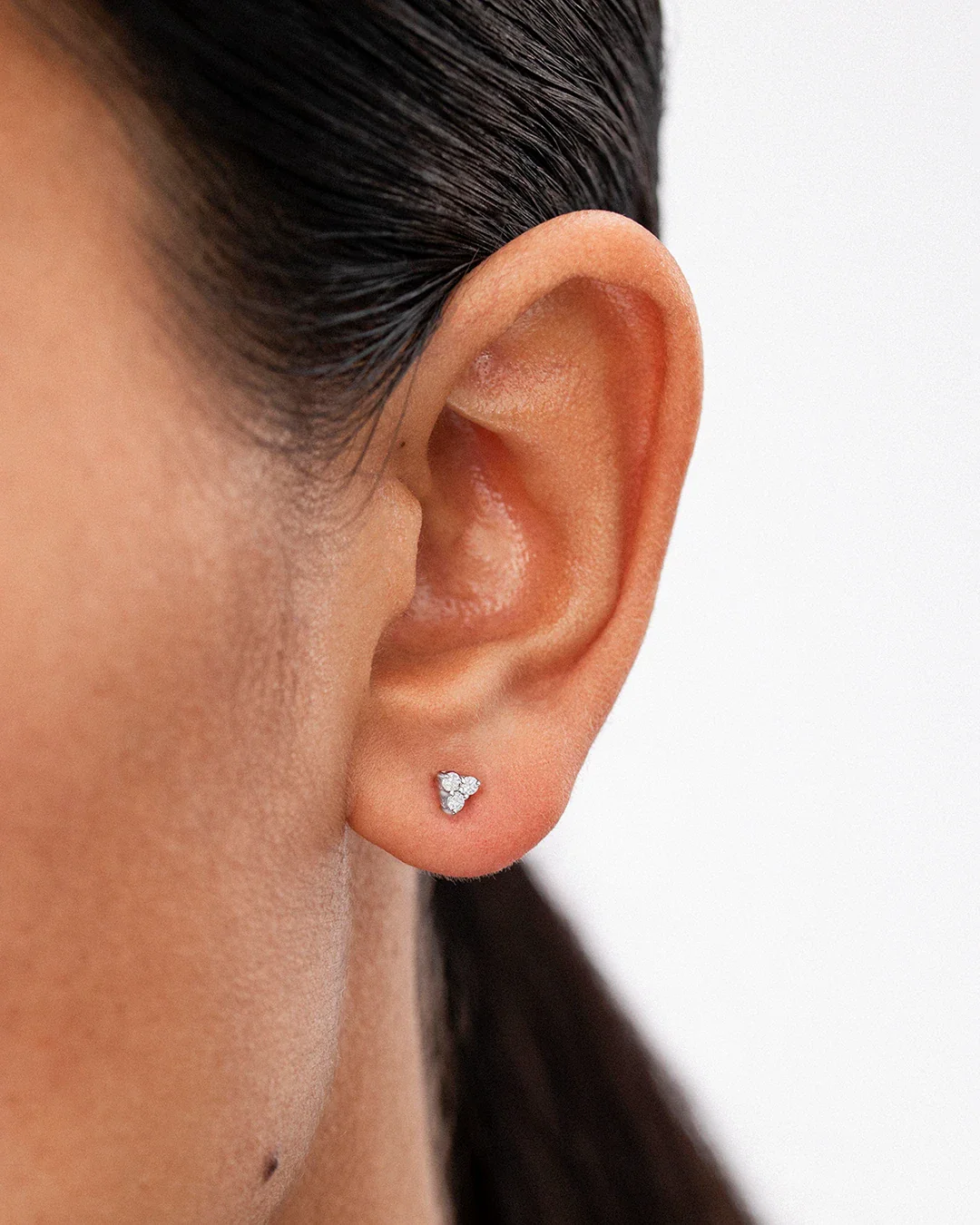 Pendiente Piercing Triangle Diamantes en Oro Blanco de 18 Kt - Image 2