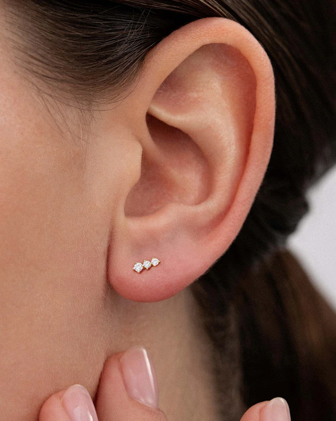 Pendiente Piercing Trinity Diamonds en Oro Amarillo de 18 Kt - Image 2