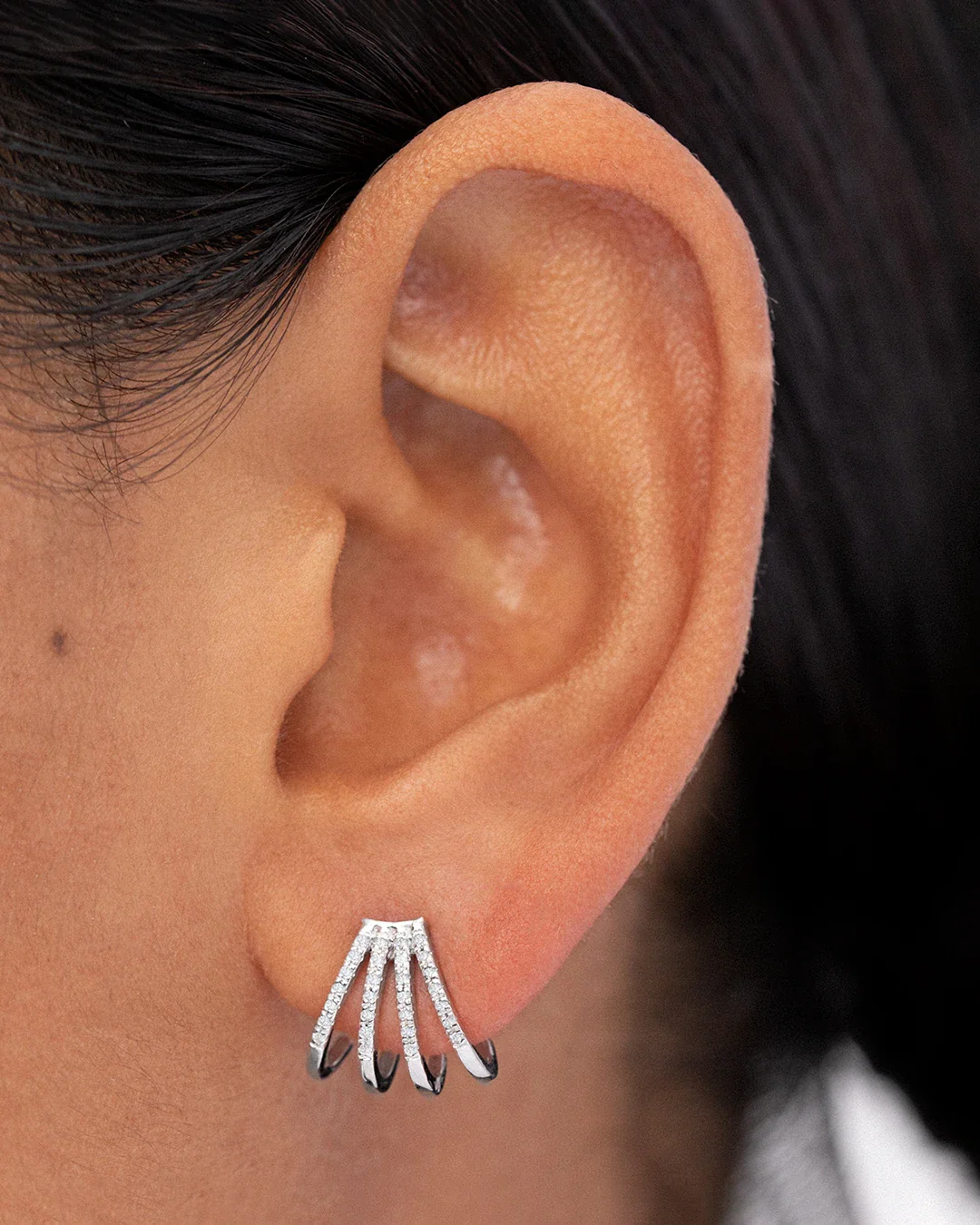 Pendientes Abril de Diamantes en Oro Blanco de 18 Kt - Image 2