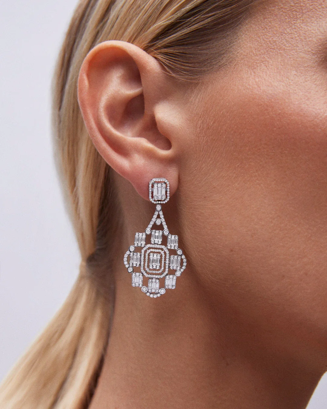 Pendientes Alhambra de Diamantes en Oro Blanco de 18 Kt - Image 2