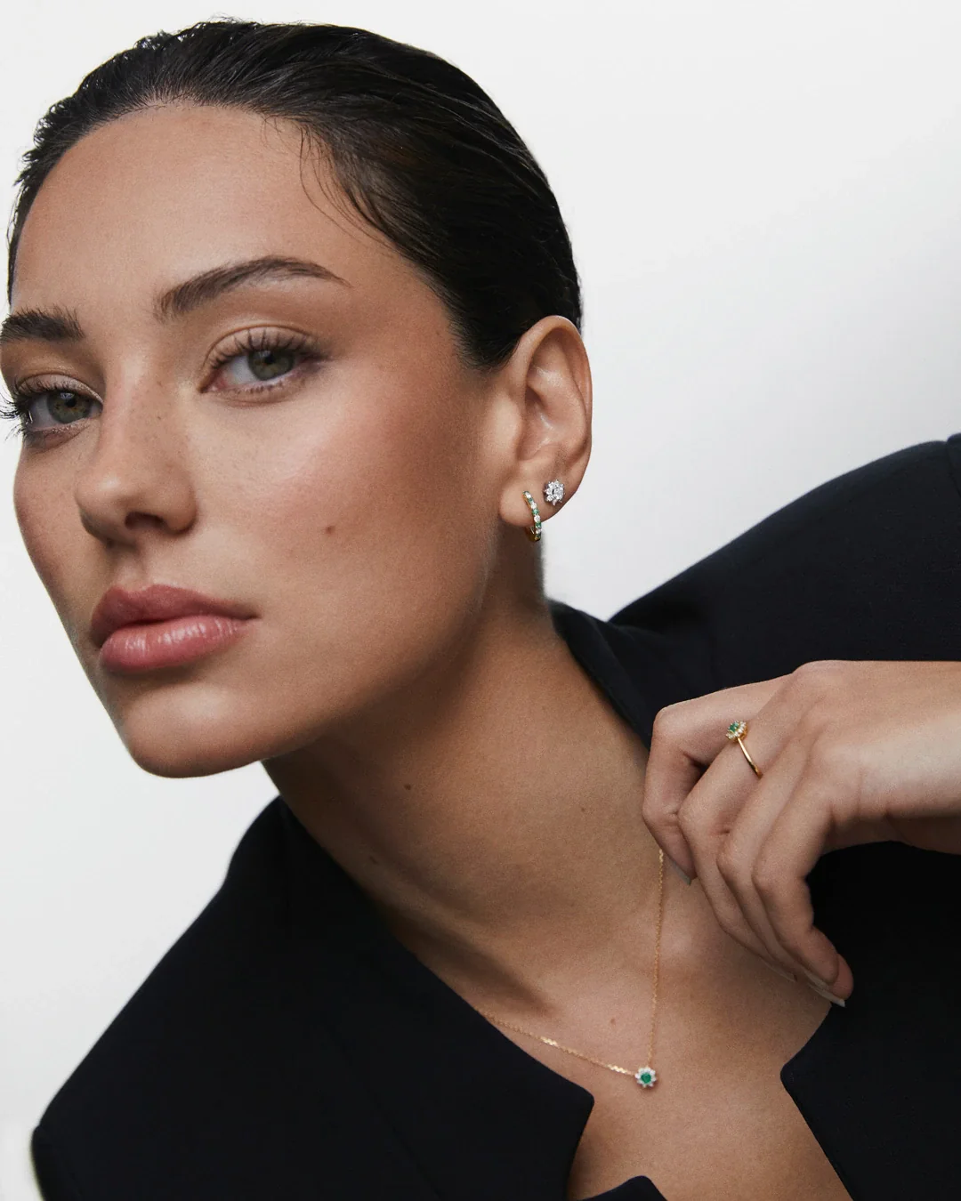 Pendientes Allegra de Esmeraldas y Diamantes en Oro Amarillo de 18 Kt - Image 3