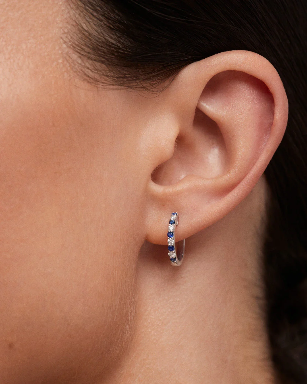 Pendientes Allegra de Zafiros y Diamantes en Oro Blanco de 18 Kt - Image 2